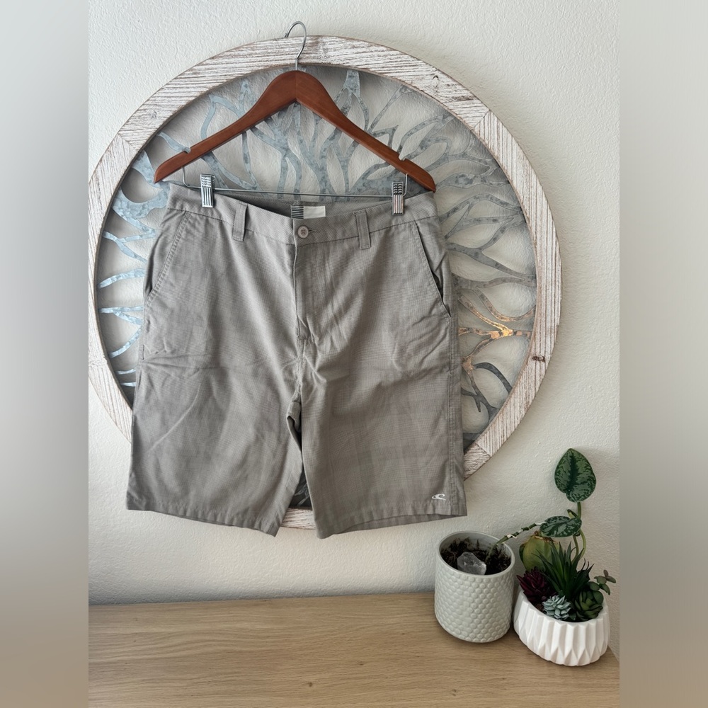 O’NEILL Men’s Shorts. Golf shorts. Size 33. Beige